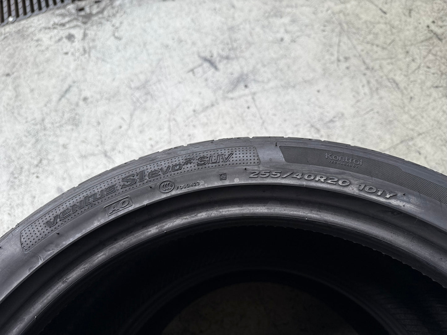 Usato: 2 Gomme 255/40R20 101Y XL Hankook Estive 95% residui