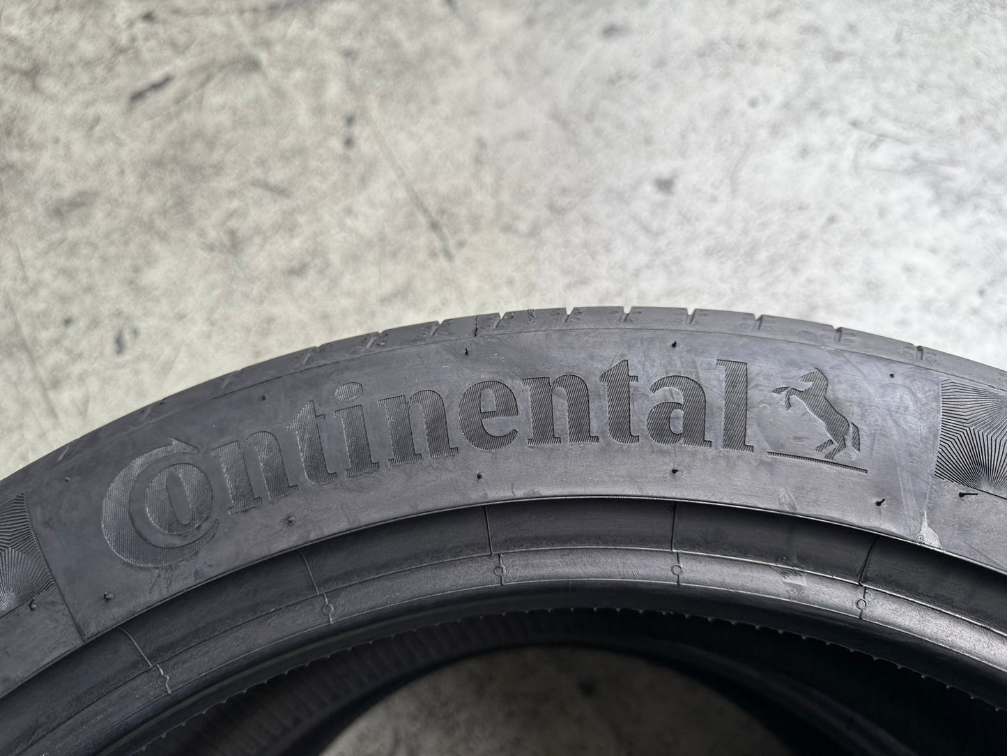 Usato: 2 Gomme 235/45R20 100W XL Continental Estive 95% residui