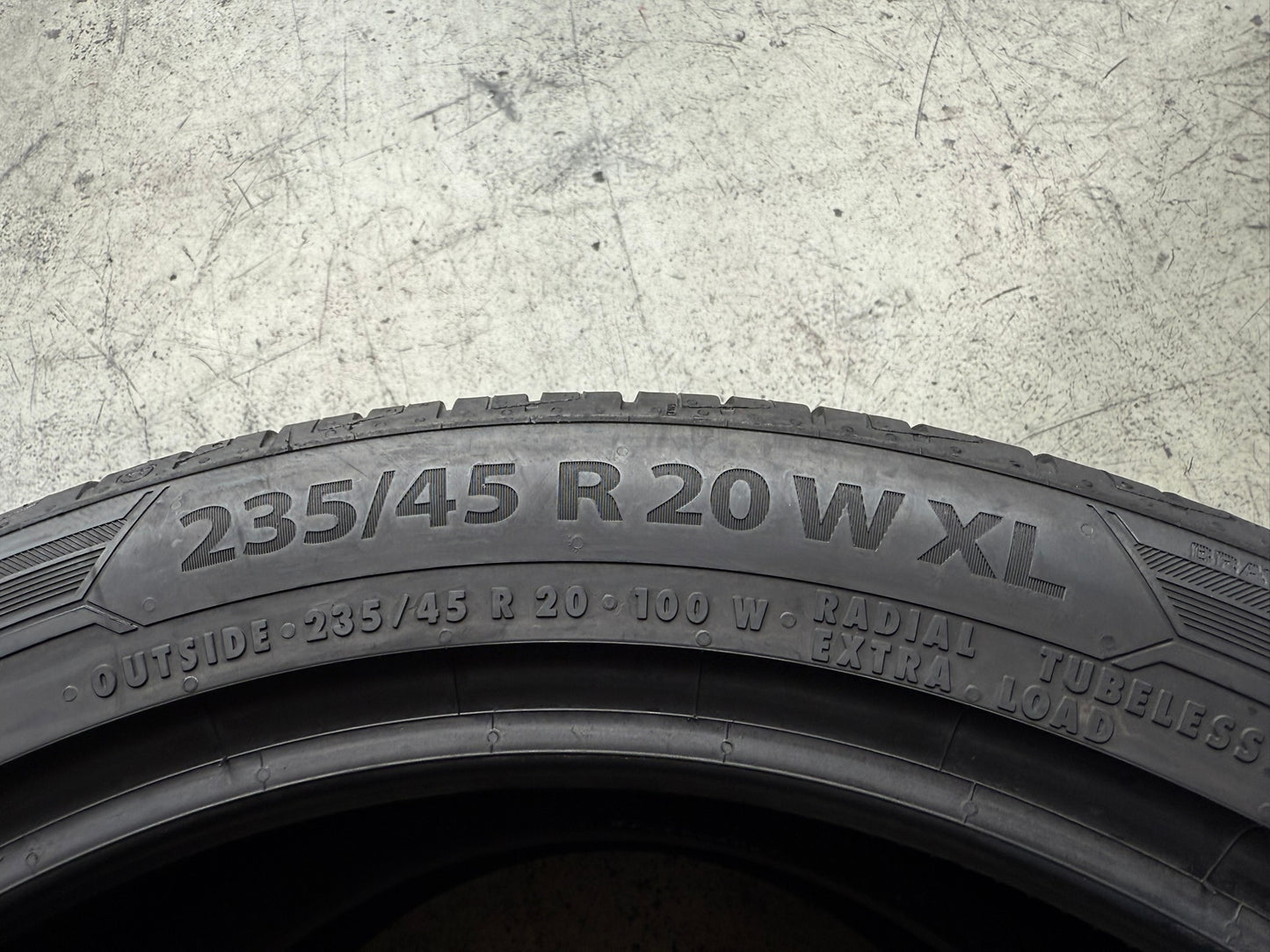 Usato: 2 Gomme 235/45R20 100W XL Barum Estive 99% residui