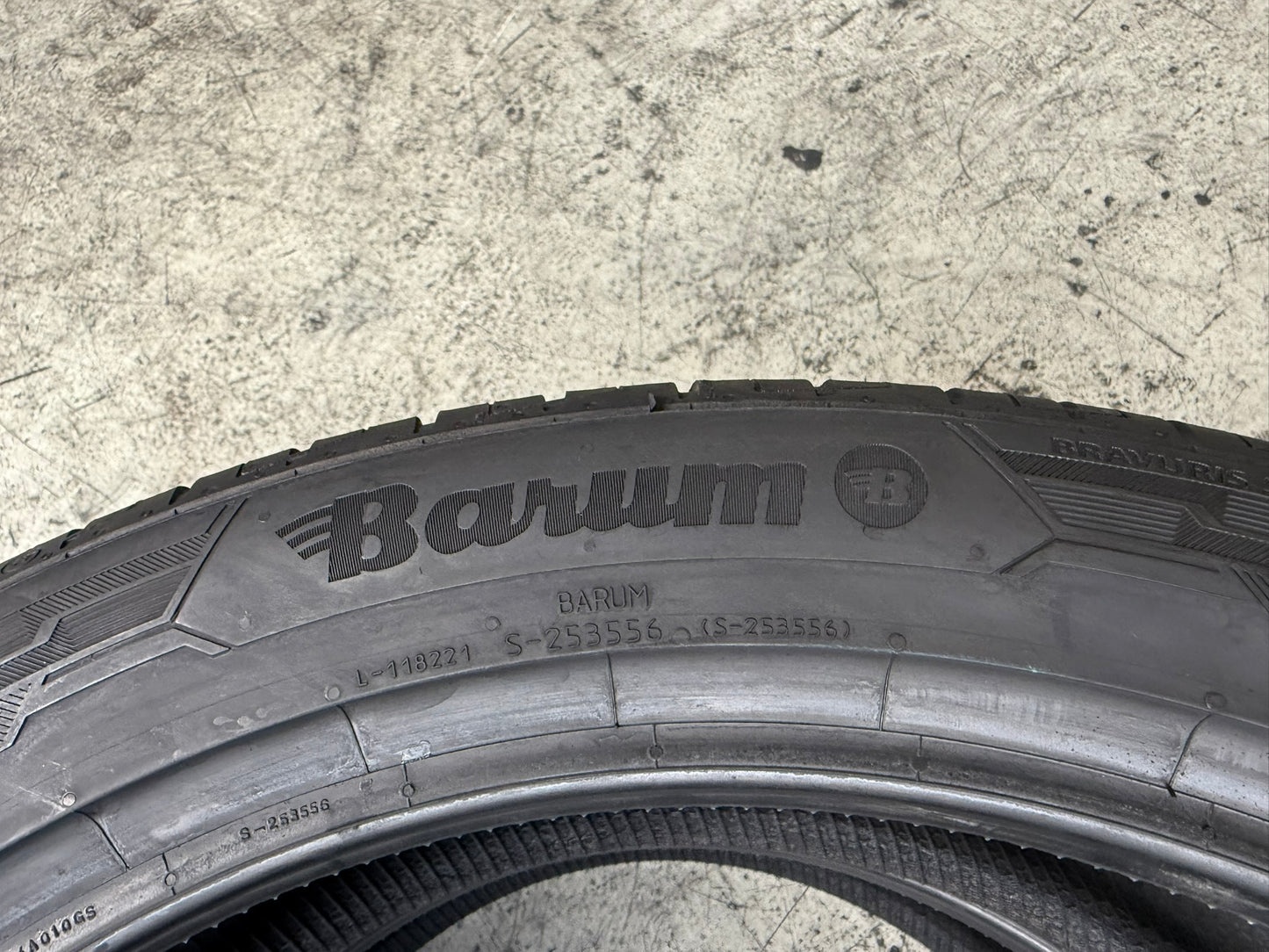 Usato: 2 Gomme 235/45R20 100W XL Barum Estive 99% residui