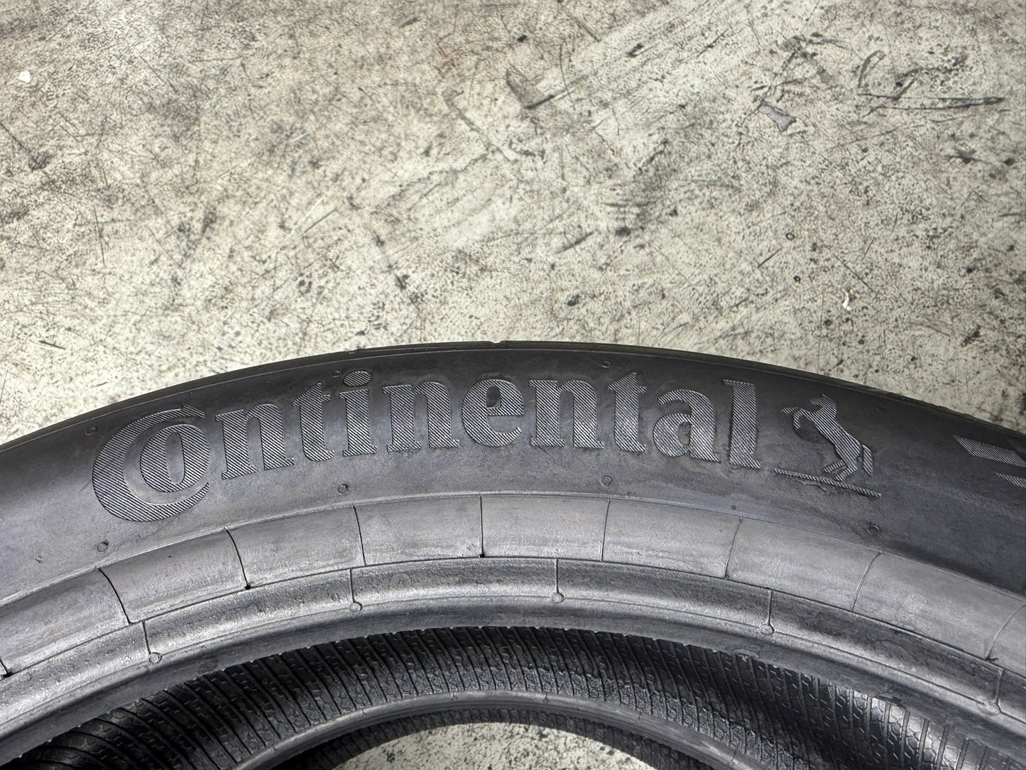 Usato: 2 Gomme 255/40R21 102Y XL Continental Estive 95% Residuo