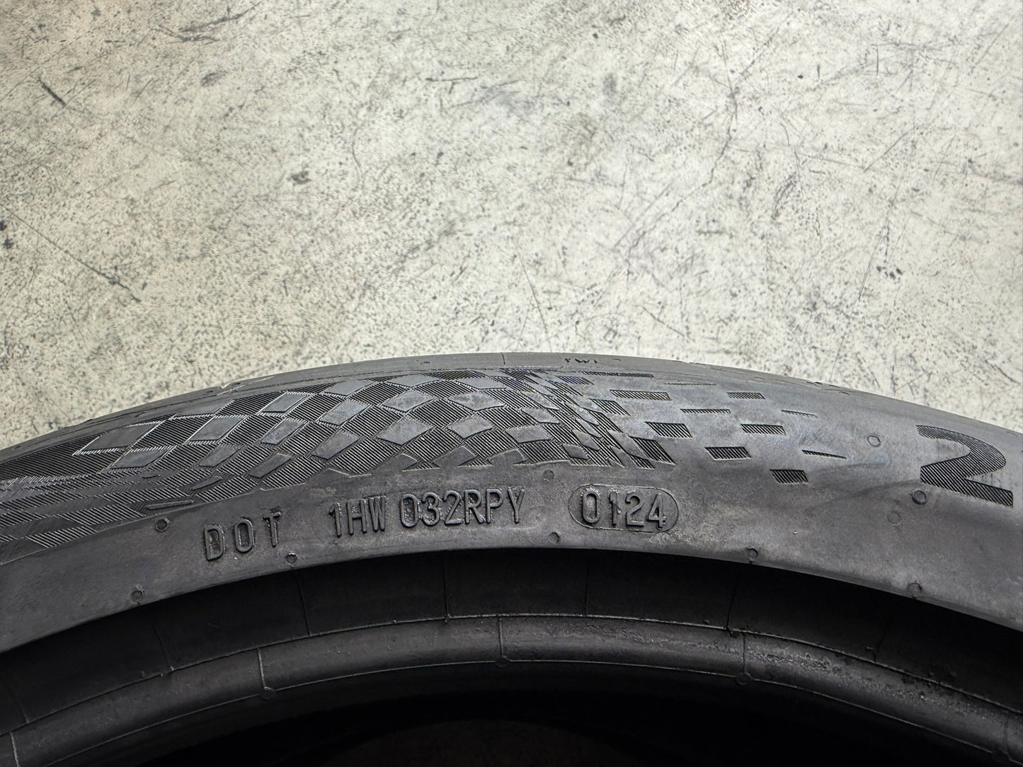 Usato: 2 Gomme 255/40R21 102Y XL Continental Estive 95% Residuo