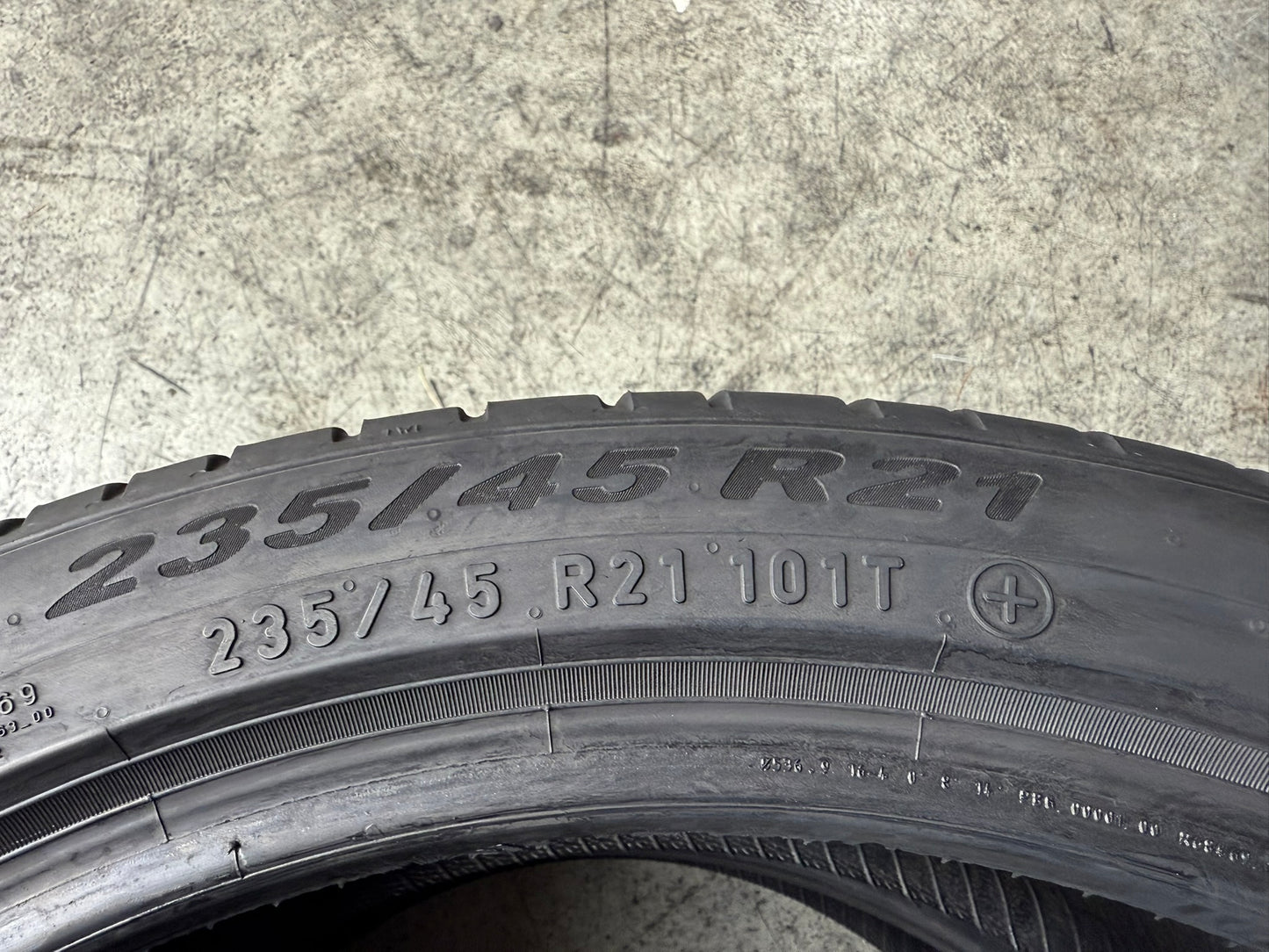 Usato: 2 Gomme 235/45R21 101T XL Pirelli Estive 85% Residuo