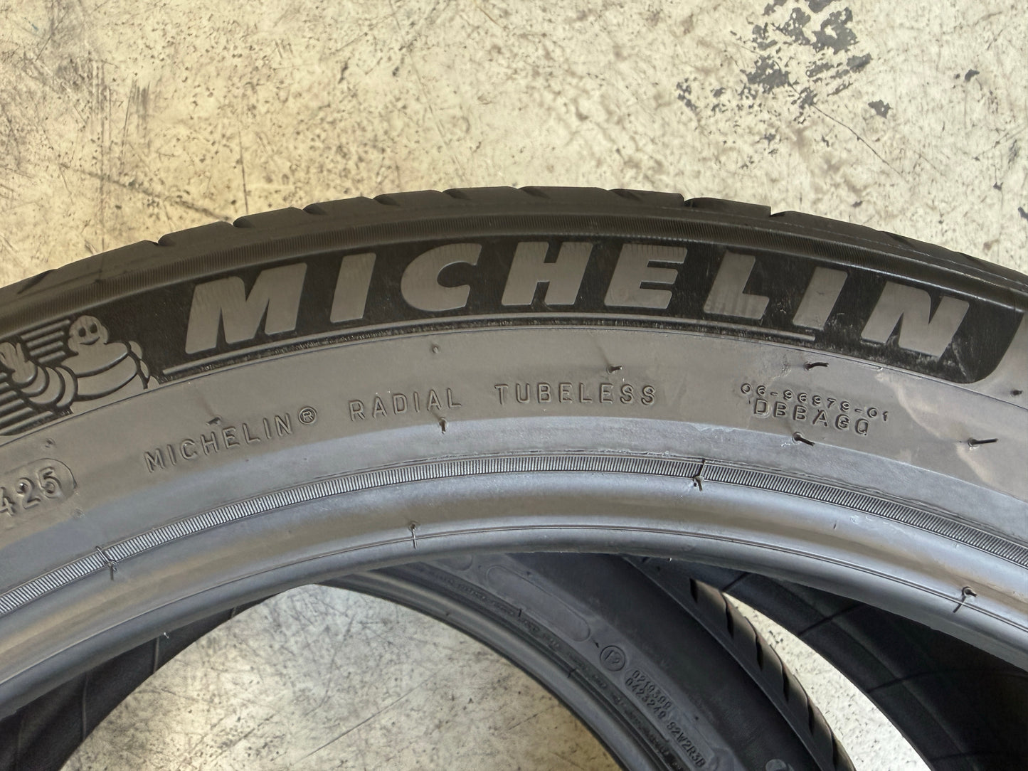 Usato: 2 Pneumatici Michelin e.Primacy 235/45R20 100V XL R Estivi 90% Residui