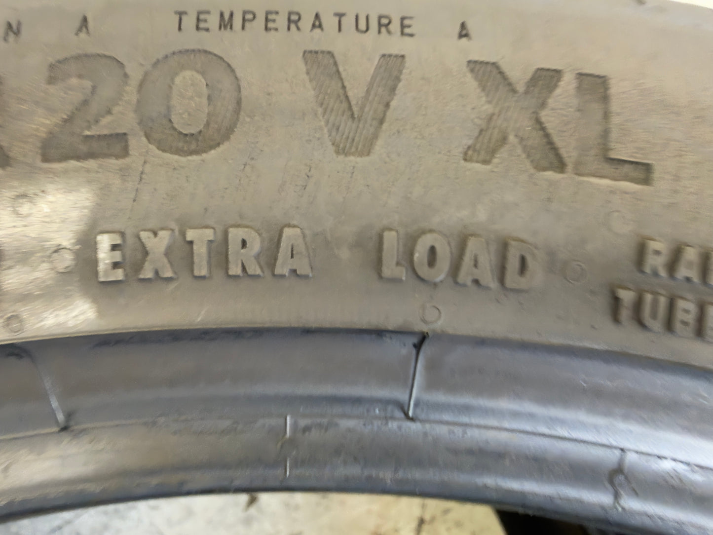 Usato: 2 Pneumatici Continental EcoContact 6 235/45R20 100V XL FR EVc Estivi 85% Residui