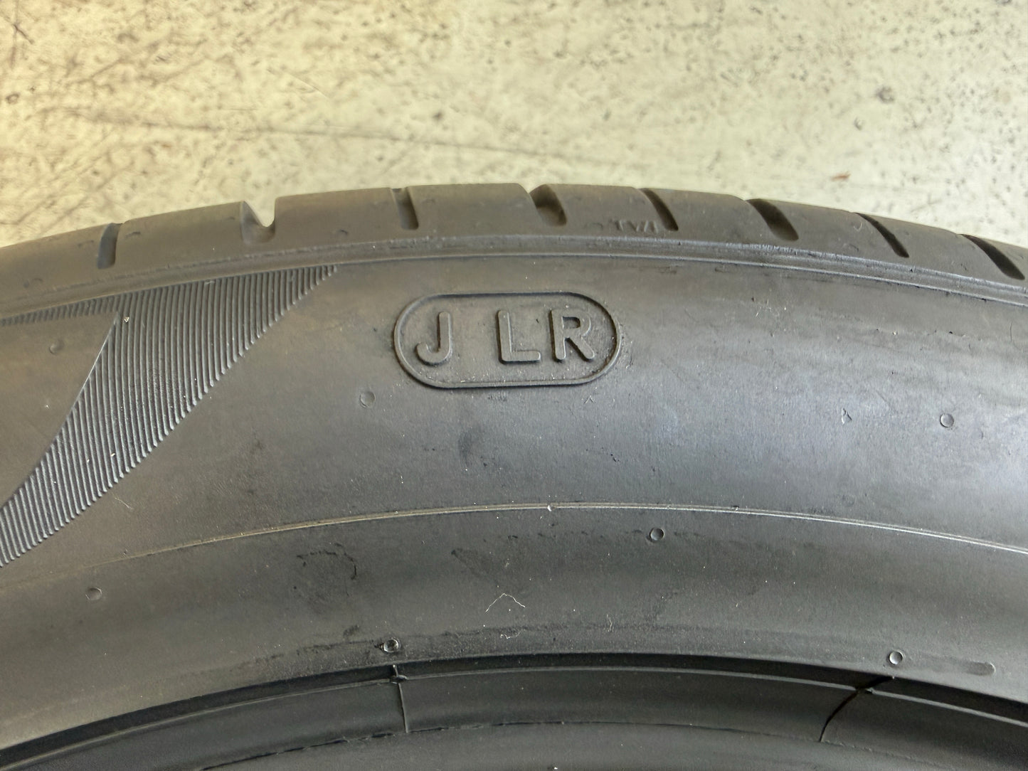 Usato: 2 Pneumatici Pirelli P Zero PZ4 235/50R20 104Y XL J LR Estivi 85% Residui