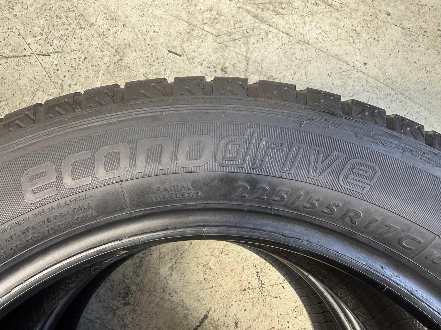 Usato: 2 Pneumatici Dunlop Econodrive 225/55R17C 109/107H 104H 8PR MO-V Estivi 75% Residui
