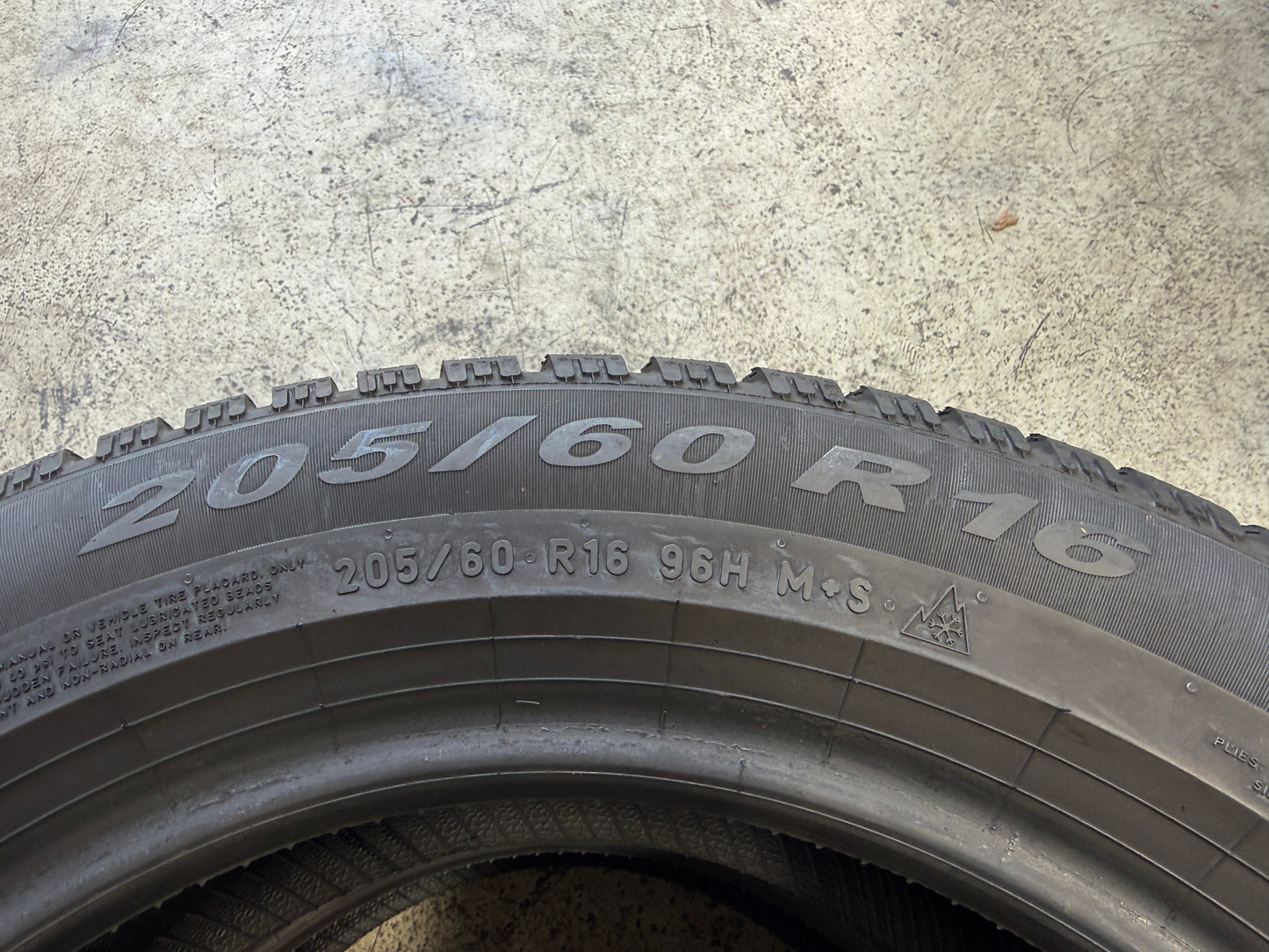 Usato: 2 Gomme 205/60R16 96H XL Pirelli Pneumatici Invernali 90% residui