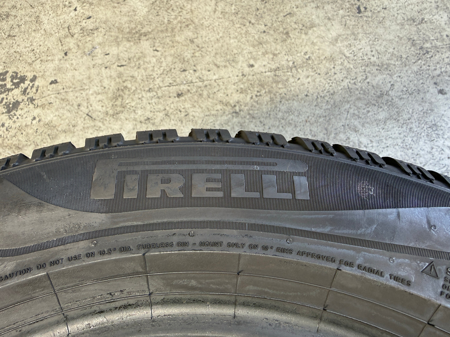 Usato: 2 Gomme 205/60R16 96H XL Pirelli Pneumatici Invernali 90% residui