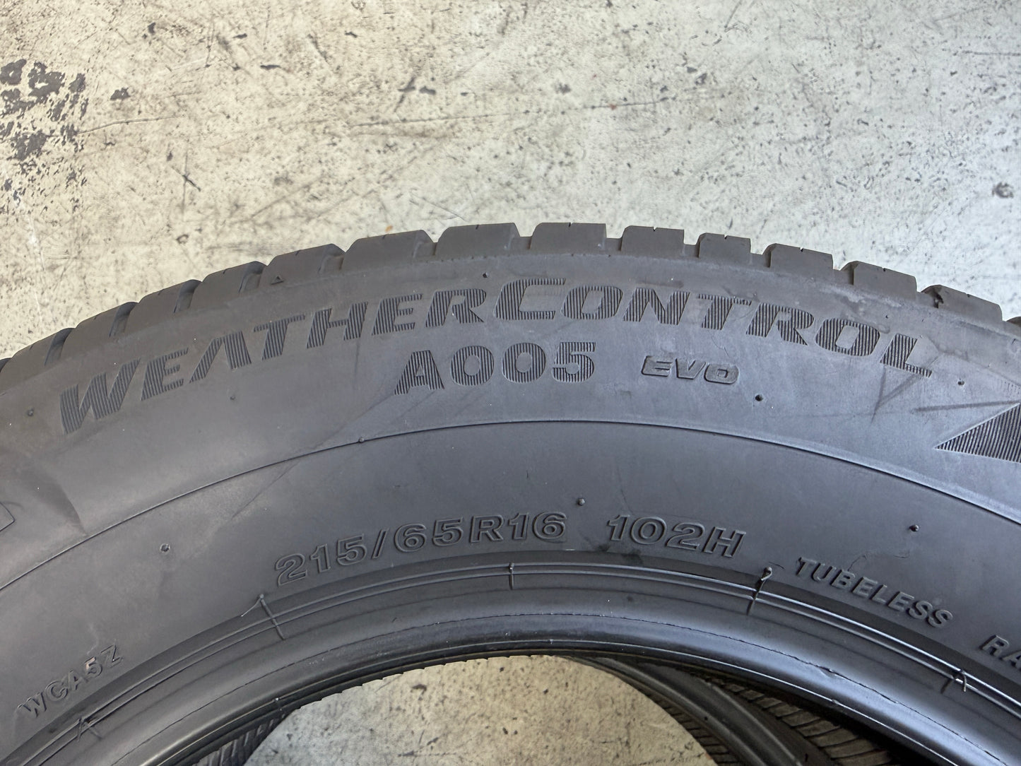 Usato: 2 Pneumatici Bridgestone Weather Control A005 Evo 215/65R16 102H 4 Stagioni 75% Residui