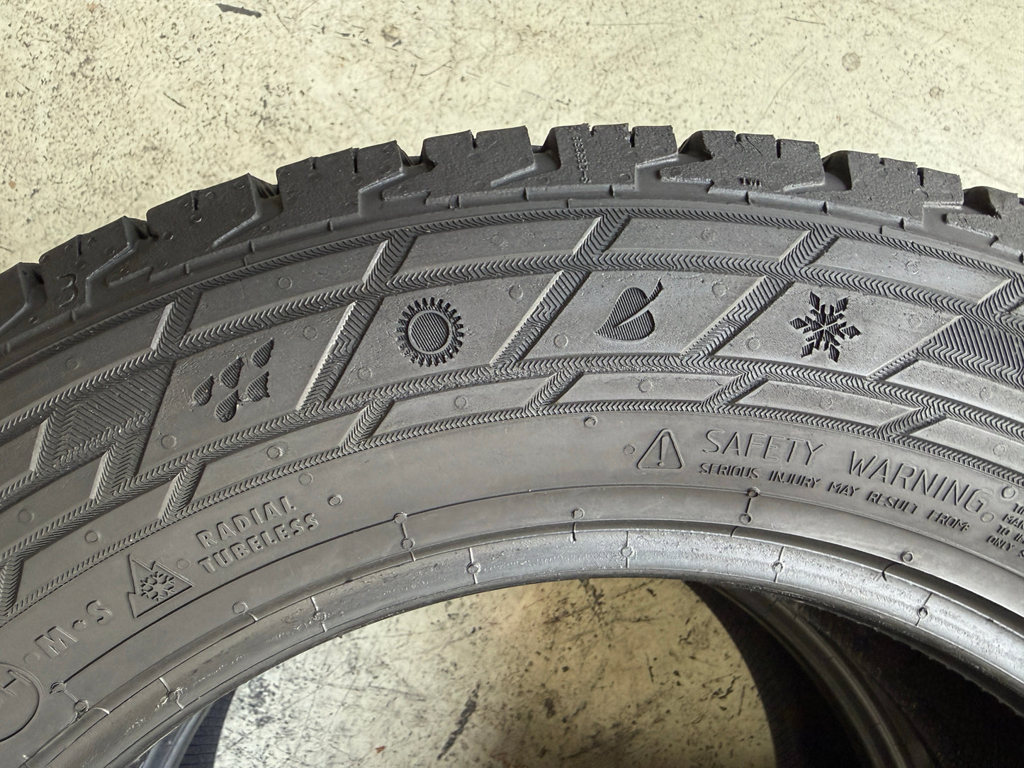 Usato: 2 Pneumatici Continental VanContact A/S Ultra 205/65R16C 107/105T 4 Stagioni 80% Residui