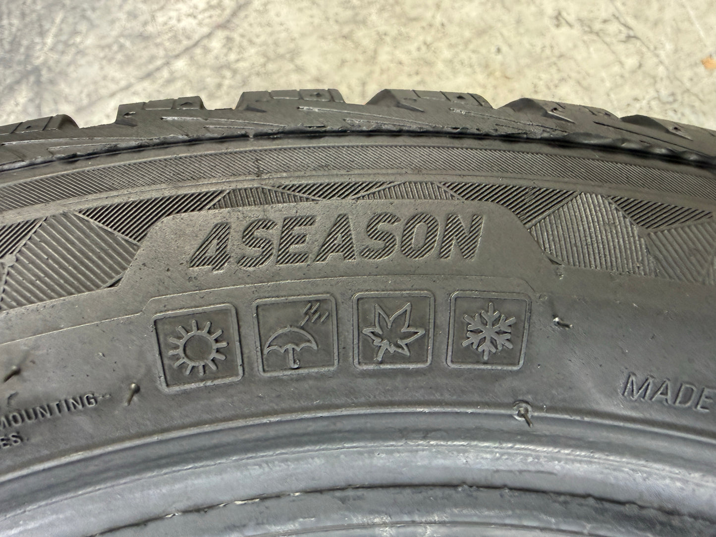 Usato: 2 Pneumatici Kumho Solus 4S HA32 175/55R15 77T 4 Stagioni 90% Residui