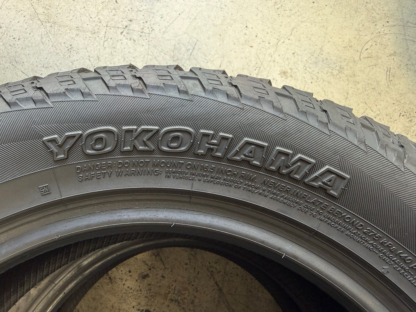 Usato: 2 Pneumatici Yokohama Geolandar A/T G015 215/65R16 98H 4 Stagioni 80% Residui