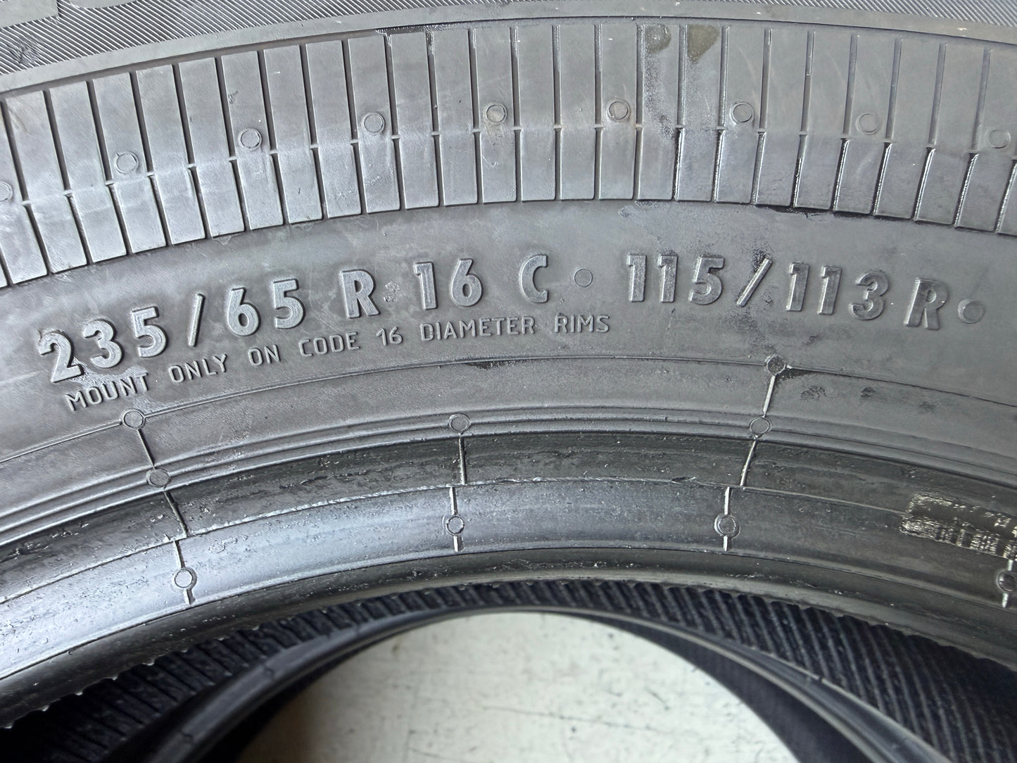Usato: 4 Pneumatici Continental VanContact Eco 235/65R16C 115/113R Estivi 90% Residui