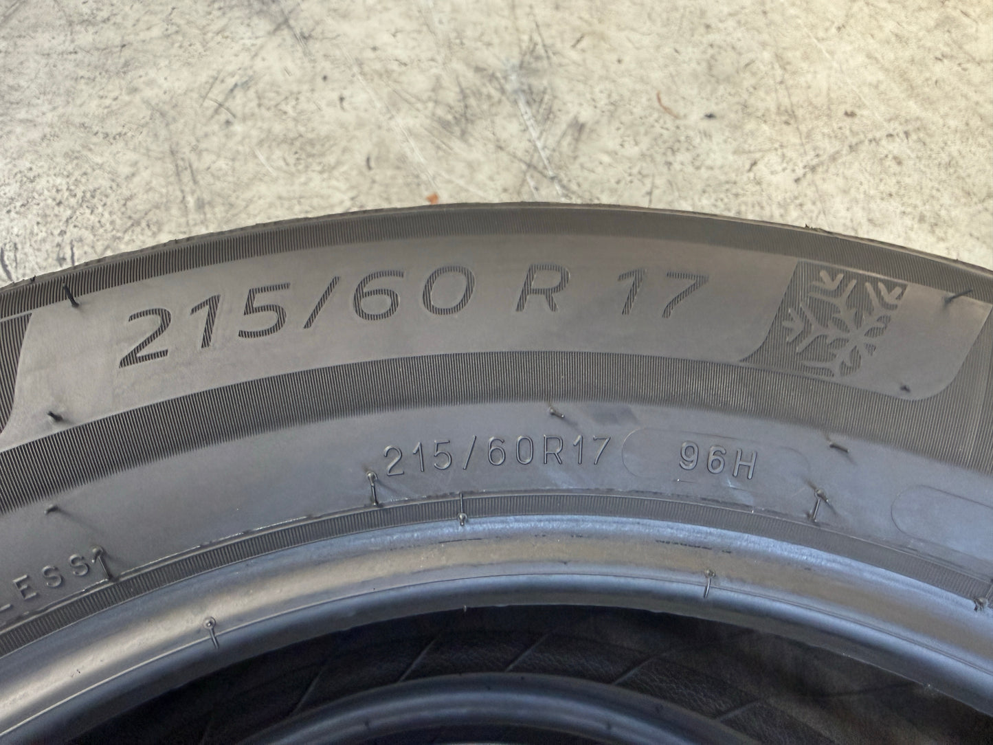 Usato: 2 Pneumatici Michelin Alpin 7 215/60R17 96H Invernali 90% Residui