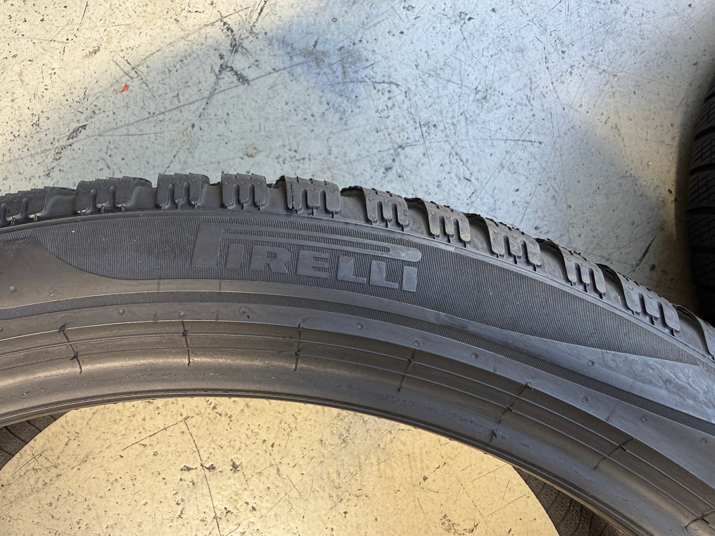 Usato: 4 Pneumatici Pirelli Scorpion Winter 285/35R22 106V + 315/30R22 107V XL Invernali 85/95% Residui
