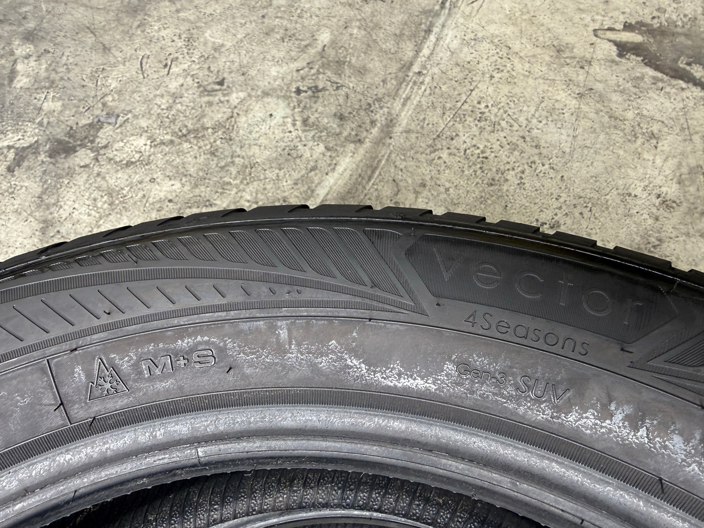 Usato: 2 Pneumatici Goodyear 235/55R19 105W XL 4 Stagioni 85% residui