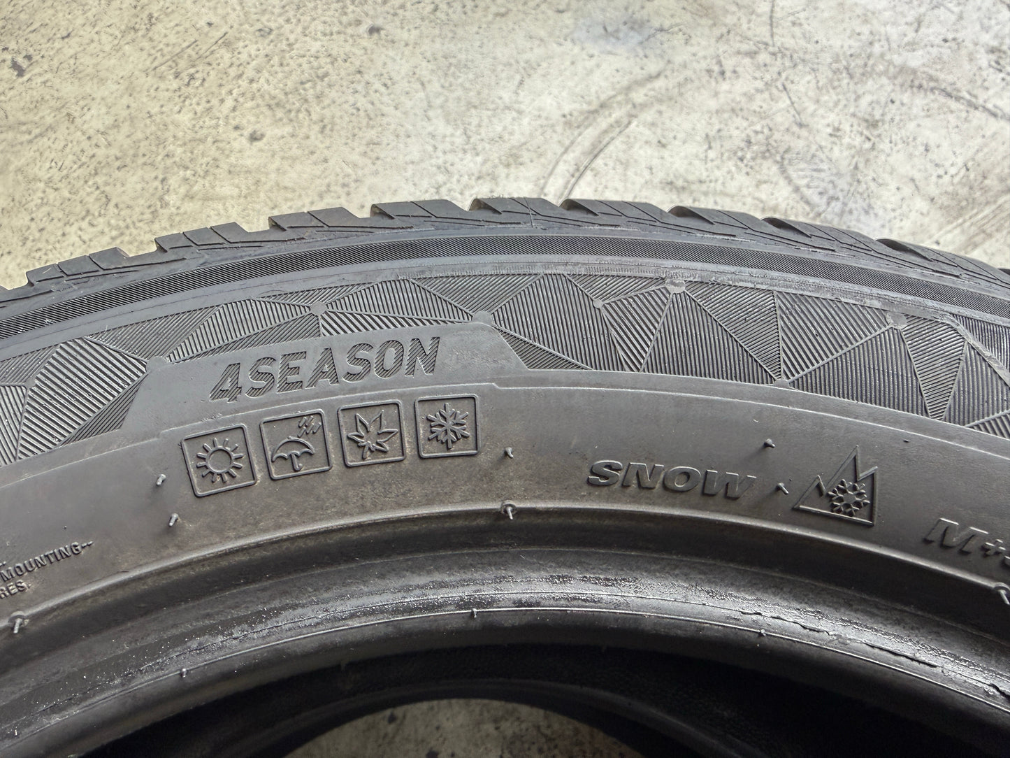 Usato: 2 Pneumatici Kumho Solus 4S HA32 225/50R17 98W XL 4 Stagioni 85% residui
