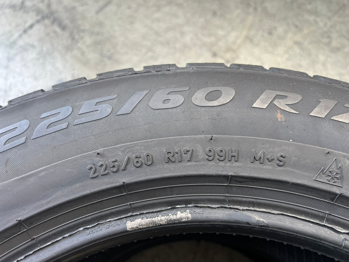 Usato: 2 Gomme 225/60R17 99H Pirelli invernali 80% residui