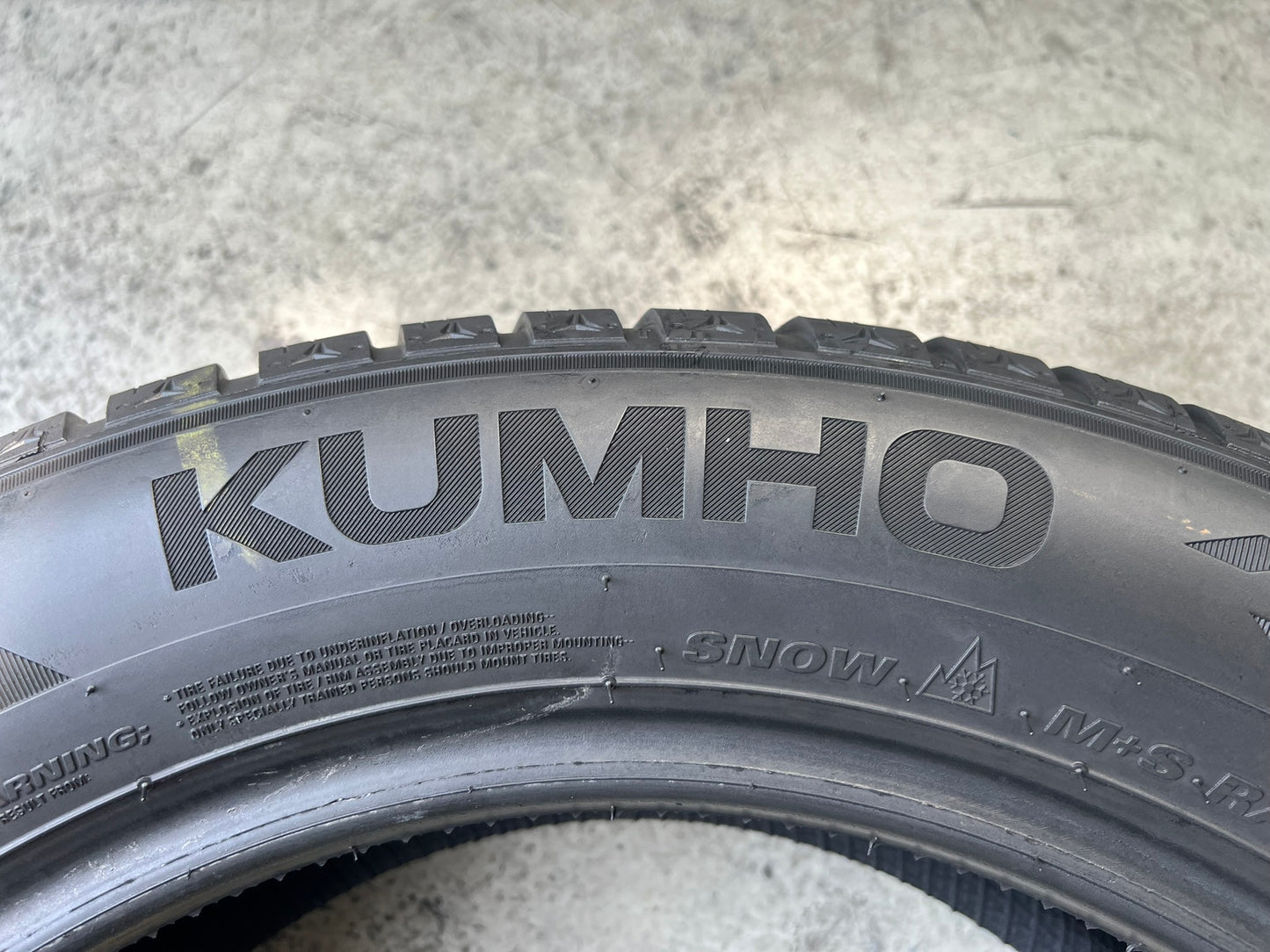Usato: 4 Gomme 225/55R17 101V Kumho inverno 85% residui